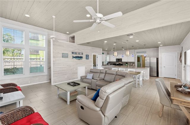 624 Banyan Beach Dr, Port Aransas, TX 78373