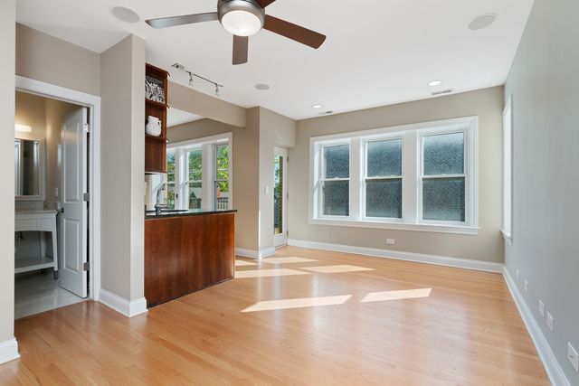 2142 W Addison Street 3B, Chicago, IL 60618