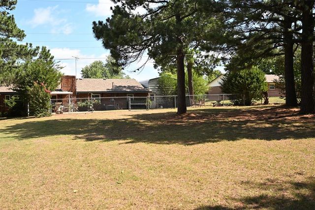 432 E Carson Lane, Mustang, OK 73064