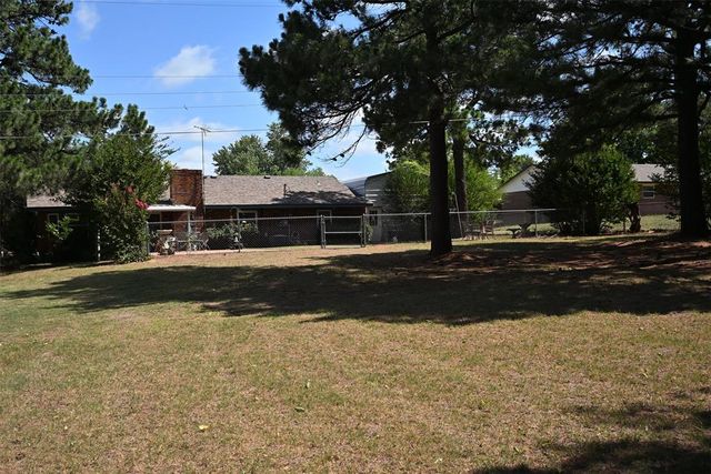 432 E Carson Lane, Mustang, OK 73064