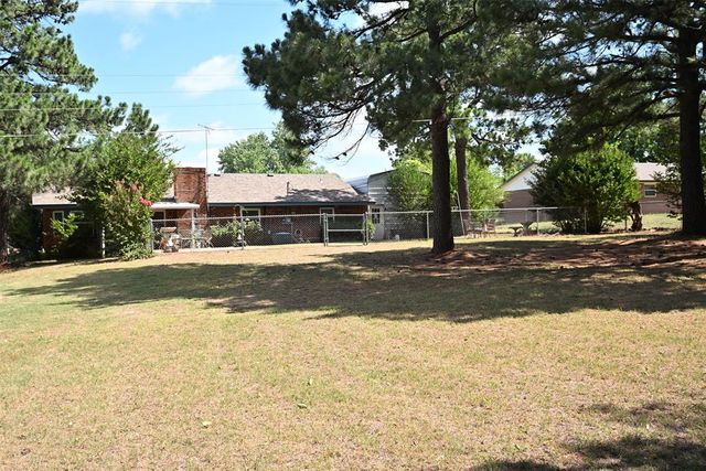 432 E Carson Lane, Mustang, OK 73064
