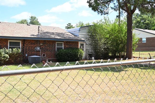 432 E Carson Lane, Mustang, OK 73064