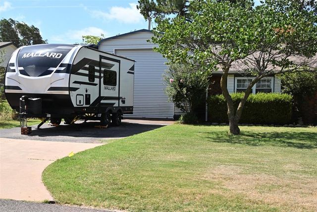 432 E Carson Lane, Mustang, OK 73064