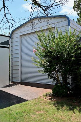 432 E Carson Lane, Mustang, OK 73064
