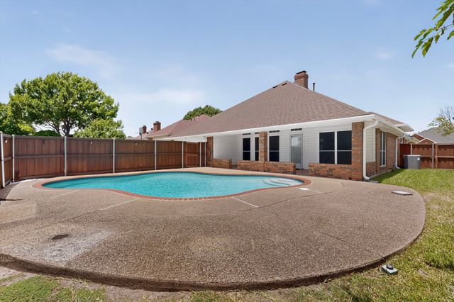 712 Regalwood Drive, Desoto, TX 75115