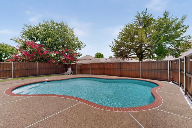 712 Regalwood Drive, Desoto, TX 75115