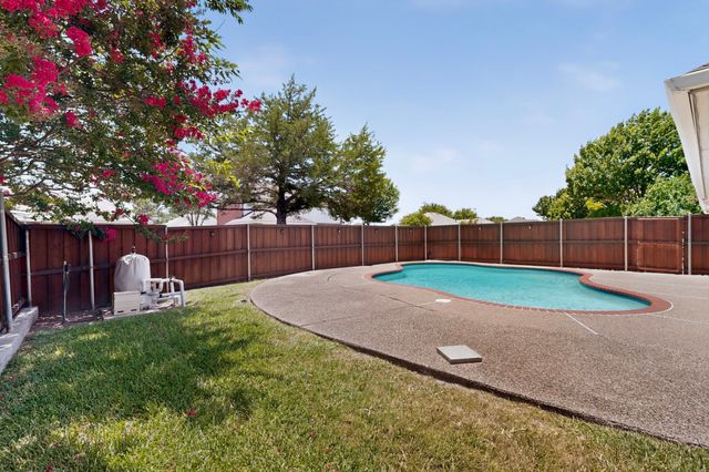 712 Regalwood Drive, Desoto, TX 75115