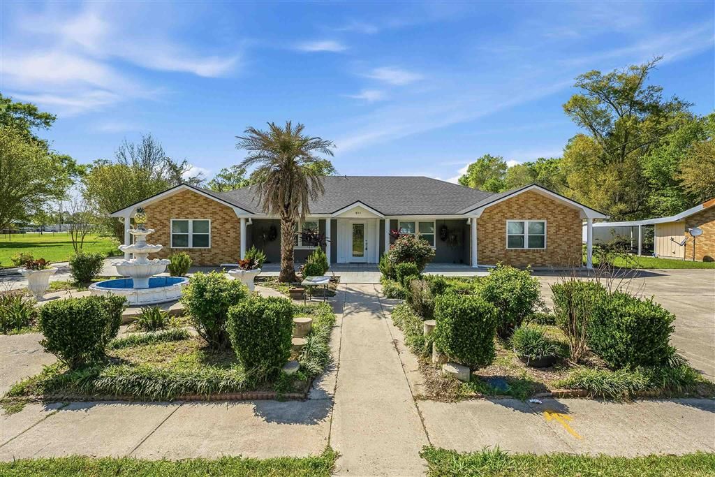 301 N Thomson Ave Avenue, Iowa, LA 70647