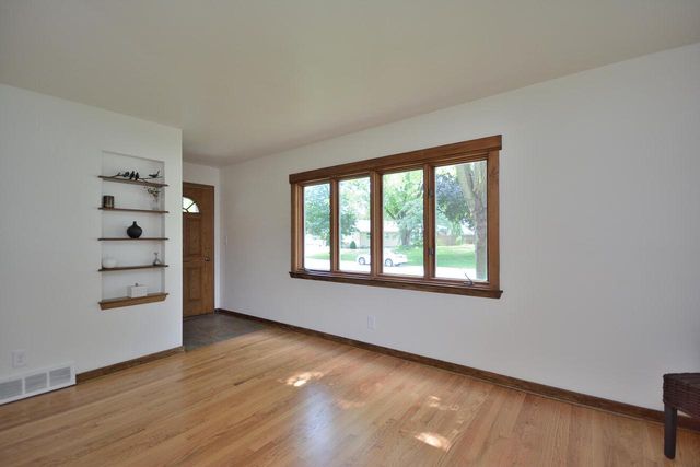 3122 W Rochelle AVENUE, Glendale, WI 53209