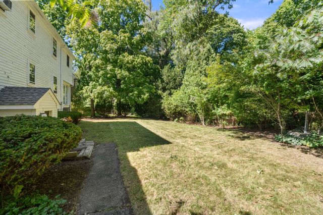 20 Buswell Park, Newton, MA 02458