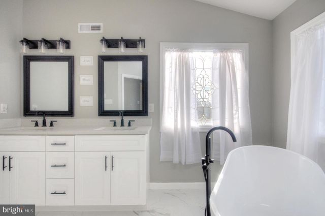 36 SADDLEBROOK DR, Sewell, NJ 08080