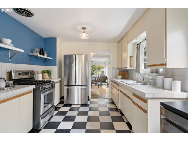 5220 Ne SKIDMORE St, Portland, OR 97218