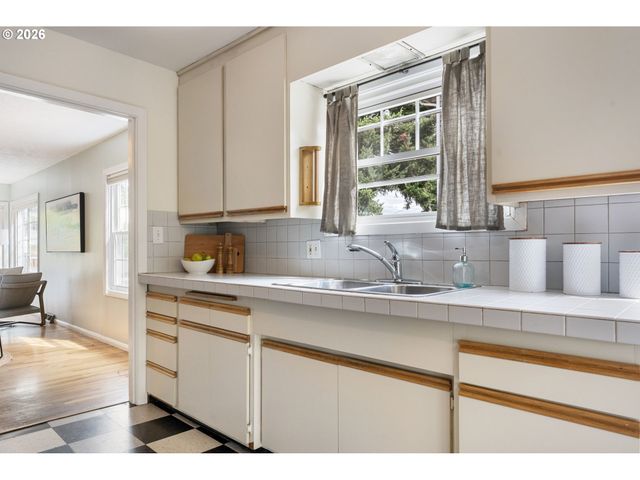5220 Ne SKIDMORE St, Portland, OR 97218