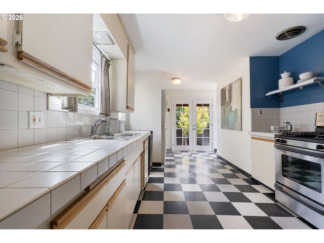 5220 Ne SKIDMORE St, Portland, OR 97218