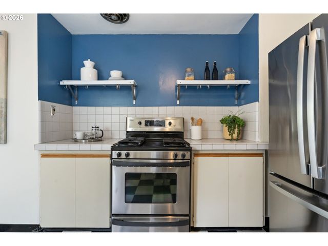 5220 Ne SKIDMORE St, Portland, OR 97218