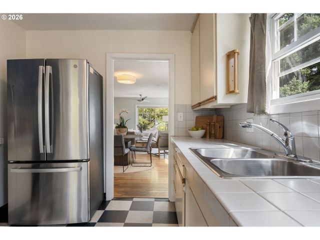 5220 Ne SKIDMORE St, Portland, OR 97218