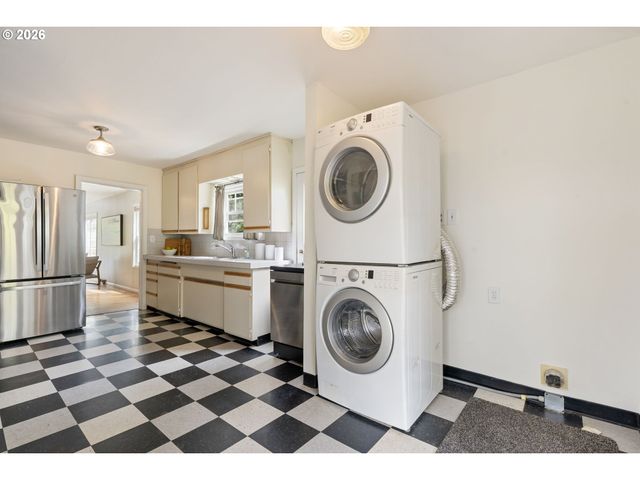 5220 Ne SKIDMORE St, Portland, OR 97218