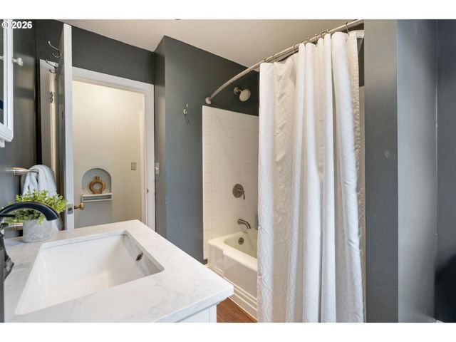 5220 Ne SKIDMORE St, Portland, OR 97218