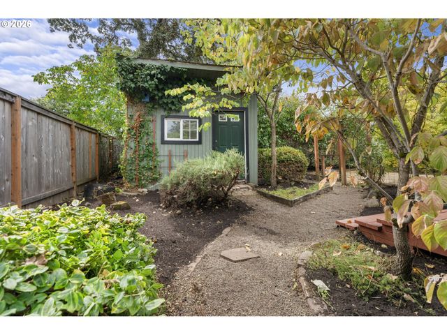 5220 Ne SKIDMORE St, Portland, OR 97218