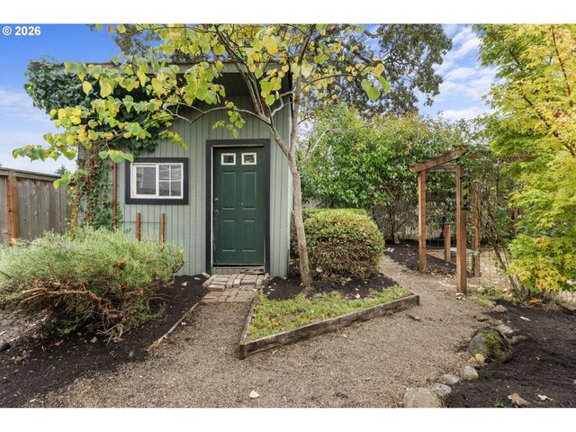 5220 Ne SKIDMORE St, Portland, OR 97218