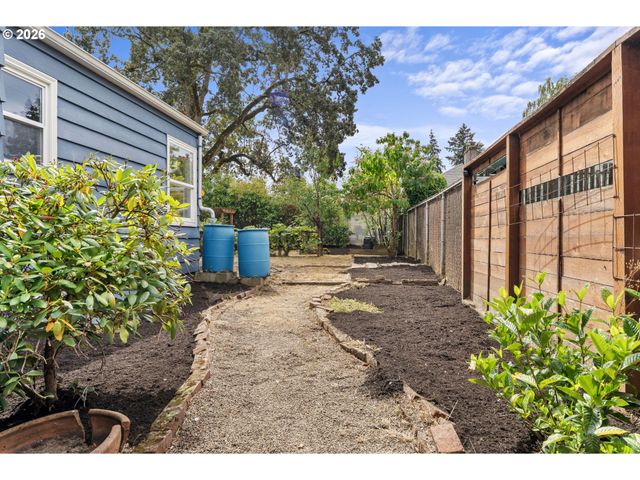 5220 Ne SKIDMORE St, Portland, OR 97218