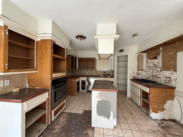11822 Hillbrook Drive, Houston, TX 77070