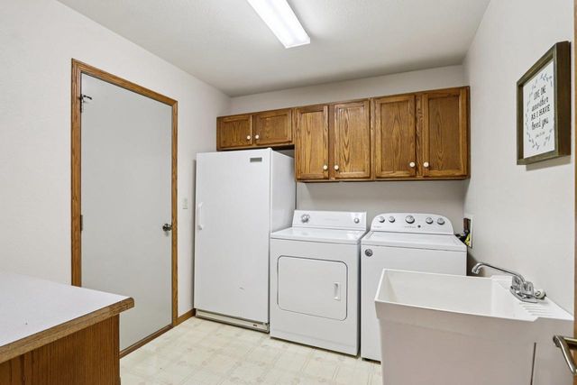 978 N Dewey Avenue, Jefferson, WI 53549