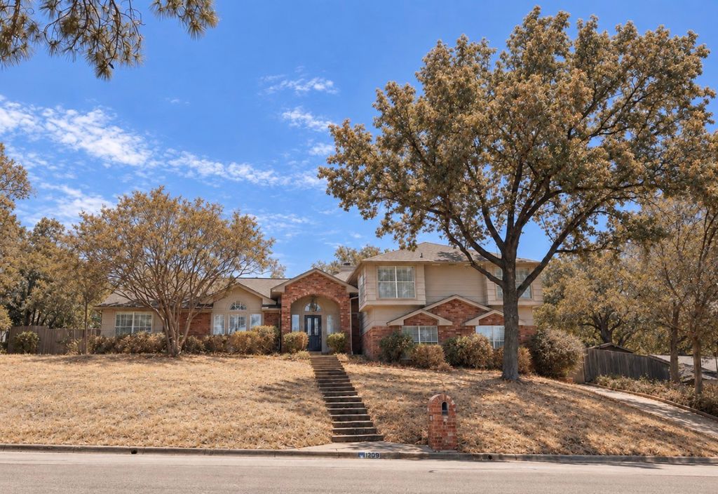 3209 Woodford Drive, Arlington, TX 76013 — exterior