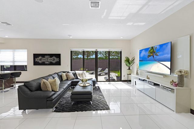 15451 NW 88th Avenue, Miami Lakes, FL 33018