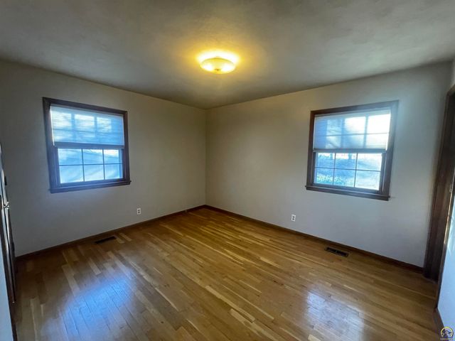 339 SW Woodbury North CT, Topeka, KS 66606