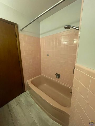 339 SW Woodbury North CT, Topeka, KS 66606