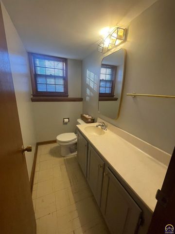 339 SW Woodbury North CT, Topeka, KS 66606