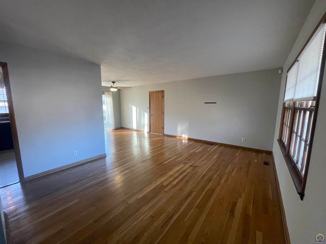 339 SW Woodbury North CT, Topeka, KS 66606