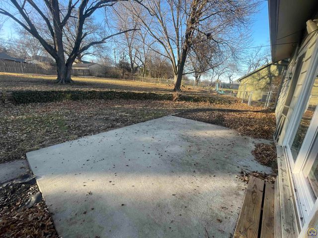 339 SW Woodbury North CT, Topeka, KS 66606