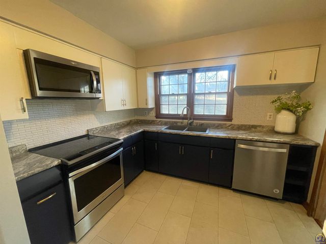 339 SW Woodbury North CT, Topeka, KS 66606