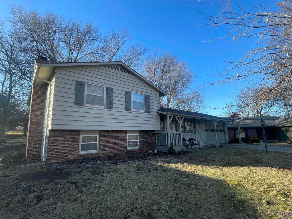 339 SW Woodbury North CT, Topeka, KS 66606