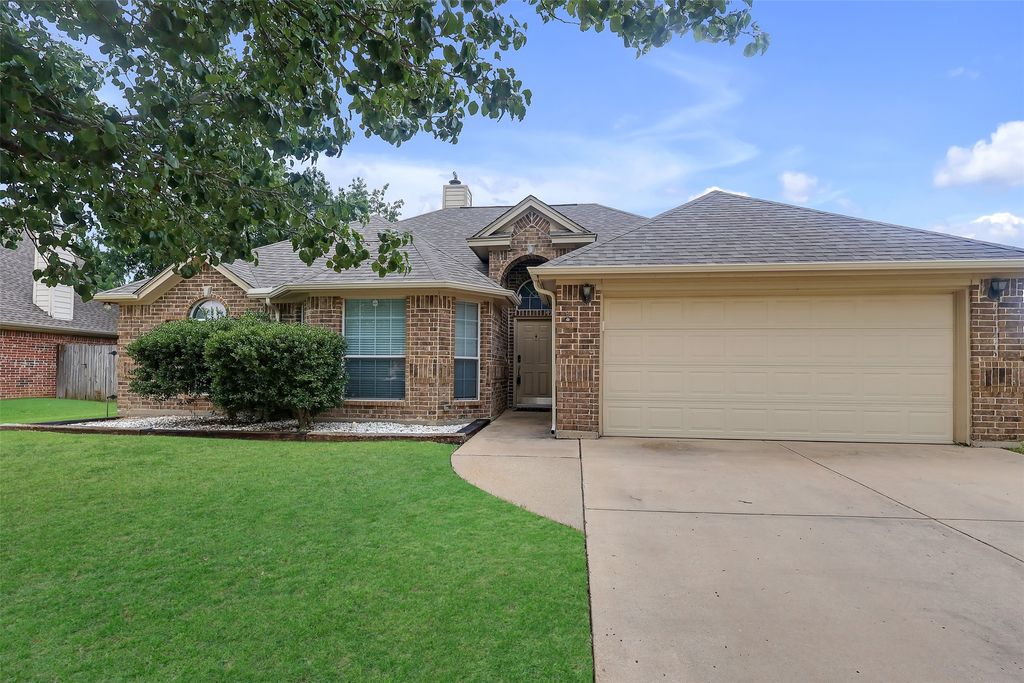521 Acorn Court, Saginaw, TX 76179