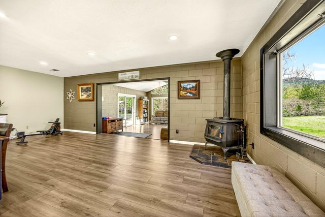5700 Highway 238, Jacksonville, OR 97530