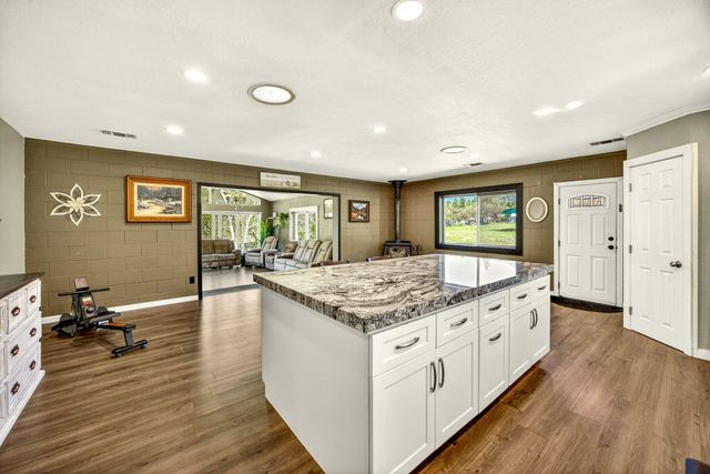 5700 Highway 238, Jacksonville, OR 97530