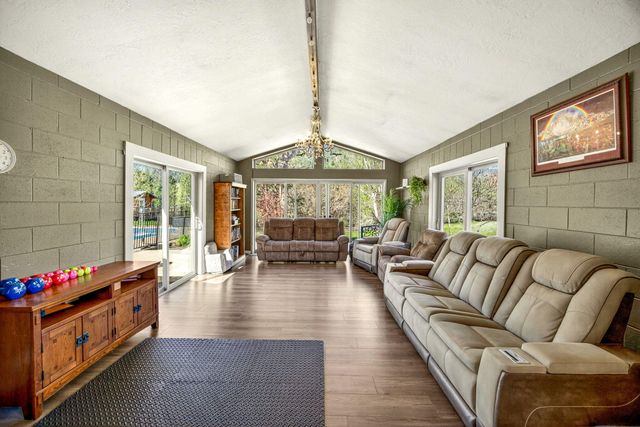5700 Highway 238, Jacksonville, OR 97530