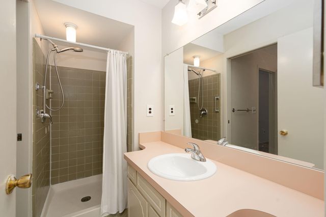 669 Oakbrook W, Rochester Hills, MI 48307