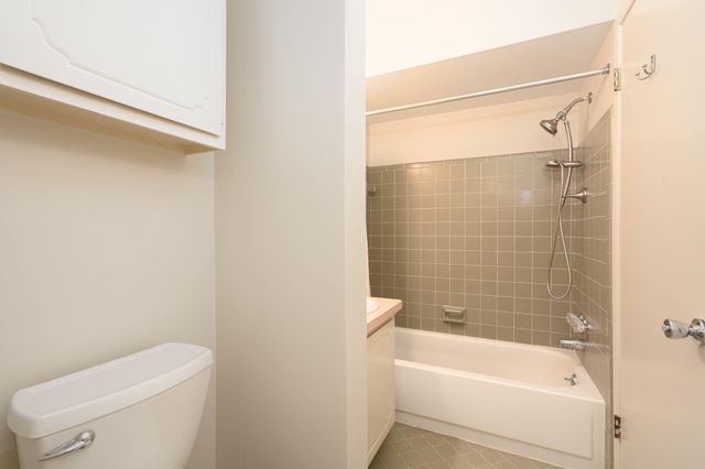 669 Oakbrook W, Rochester Hills, MI 48307