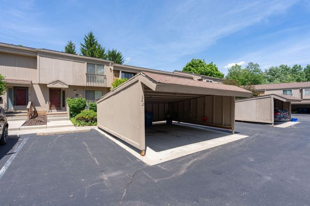 669 Oakbrook W, Rochester Hills, MI 48307