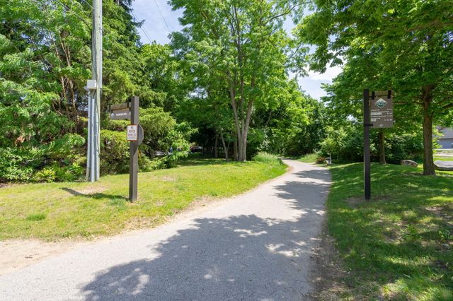 669 Oakbrook W, Rochester Hills, MI 48307
