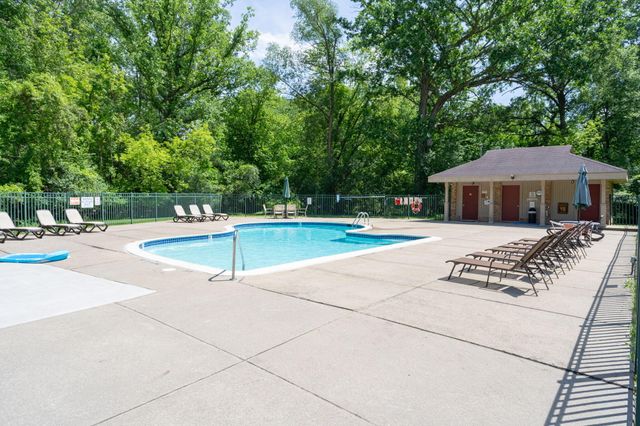 669 Oakbrook W, Rochester Hills, MI 48307