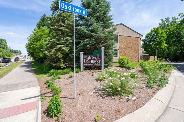 669 Oakbrook W, Rochester Hills, MI 48307