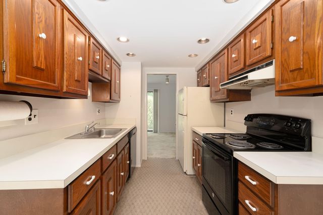 669 Oakbrook W, Rochester Hills, MI 48307