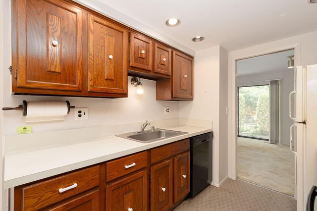 669 Oakbrook W, Rochester Hills, MI 48307