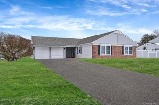 16 Magic Mountain Drive, Coram, NY 11727