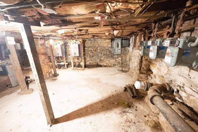 39 Laurel St, Leominster, MA 01453